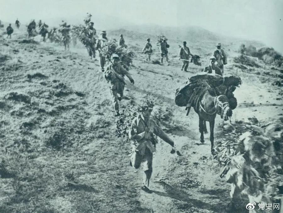 图为1947年5月在孟良崮战役中,华东野战军向孟良崮挺进。